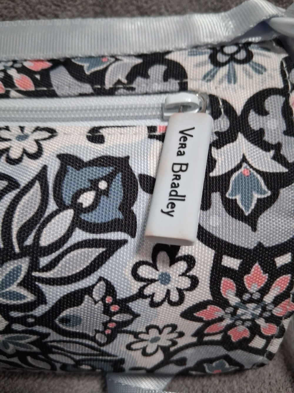 Vera Bradley Silver Gray Floral Tile Crossbody Bottle Bag Insulated New - Picture 9 of 9